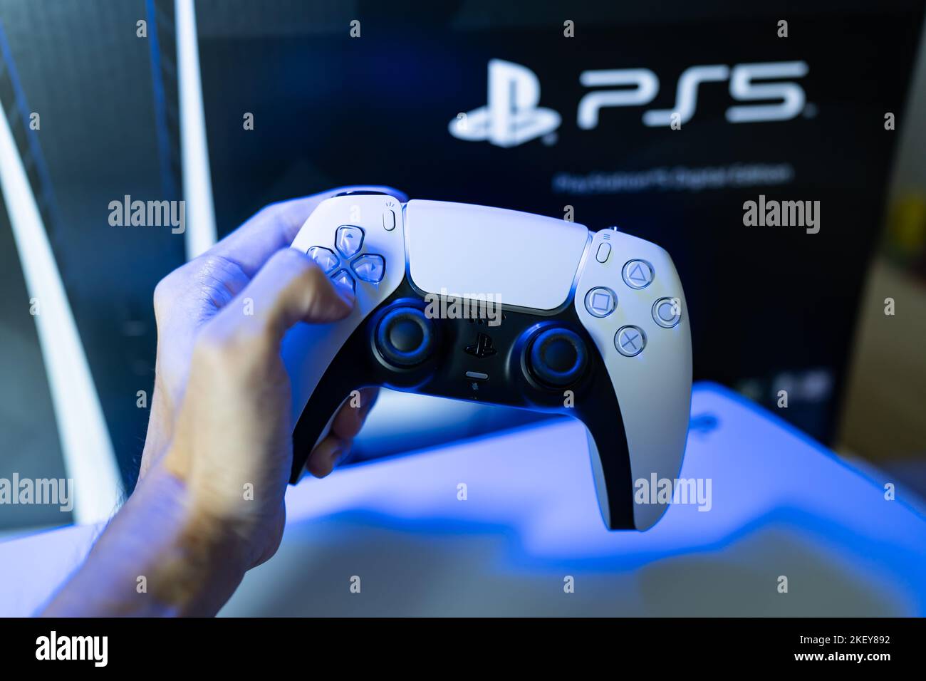 Controller di gioco PlayStation 5 isolato su sfondo blu. Joystick in bianco  e nero il gioco playstation Five. Gamepad sony ps5 da vicino Foto stock -  Alamy