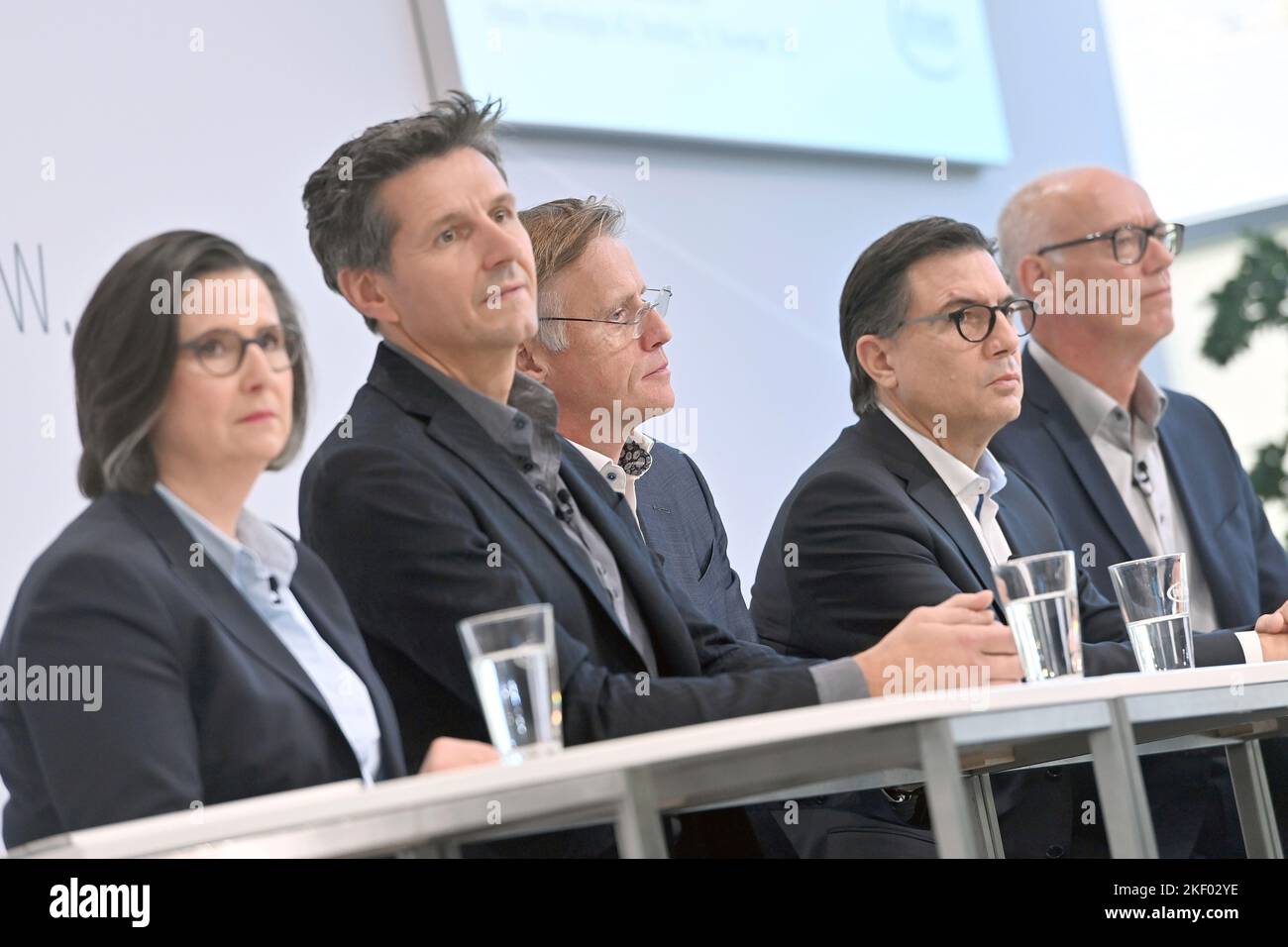 Neubiberg. 15th Nov, 2022. Management members: from left: Constanze Hufenbecher (Chief Digital Transformation Officer), Andreas Urschitz (Chief Marketing Officer), Jochen Hanebeck (Chairman of Management), Dr. Sven Schneider (CFO), Dr. Rutger Wijburg (Chief Operations Officer). Group photo. Annual press conference INFINEON Technologies AG on November 15, 2022 in Neubiberg. Credit: dpa/Alamy Live News Stock Photo