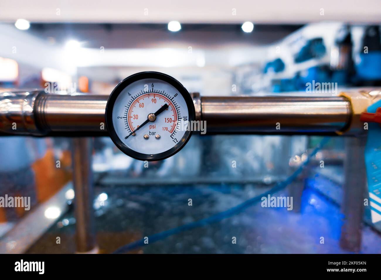 Frontal pressure gauges with rear connection for measuring the pressure