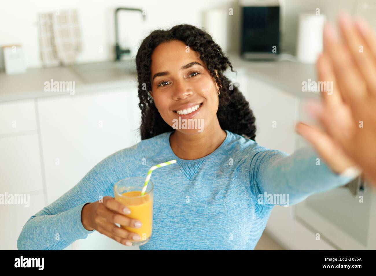 Slim black woman friend hi-res stock photography and images - Alamy