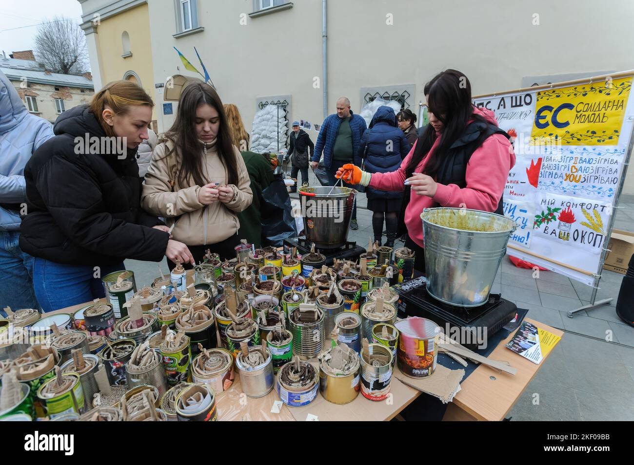 Volunteers light candles hires stock photography and images Alamy