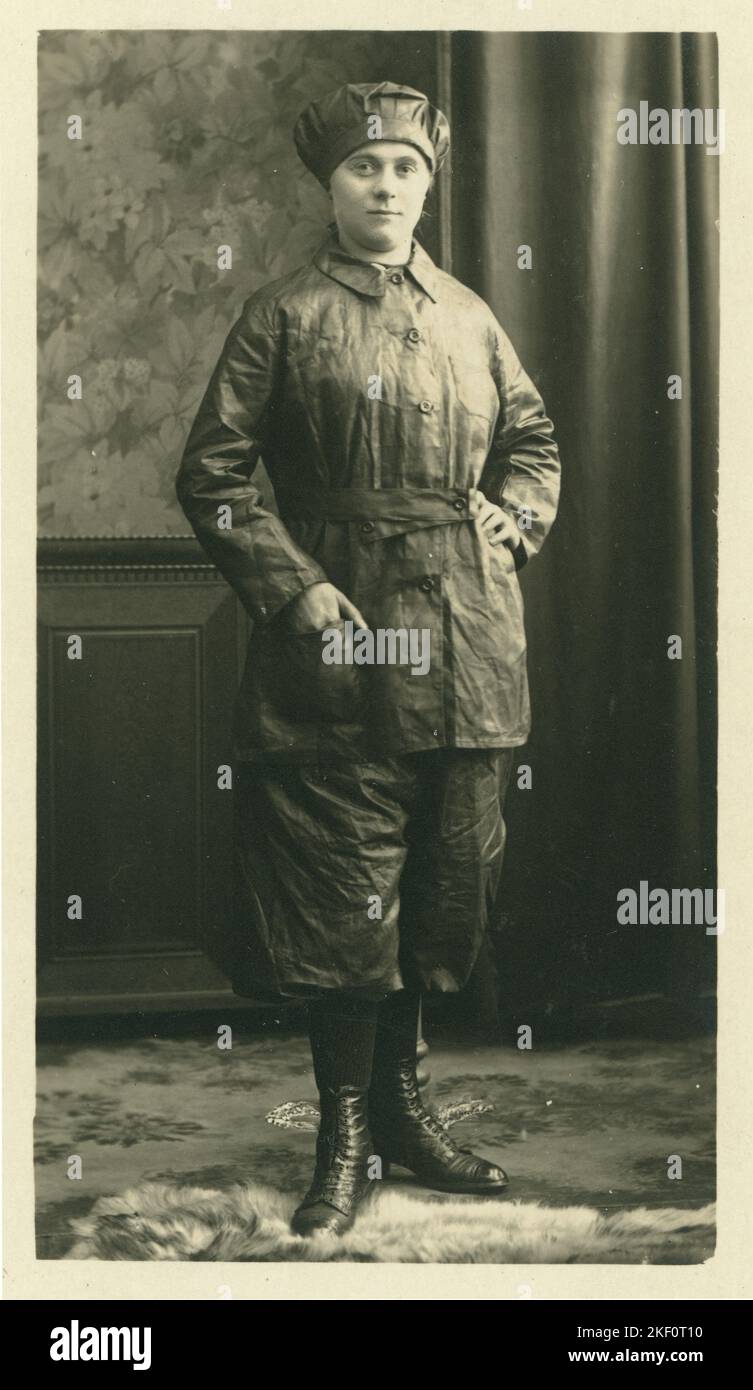 Original WW1 studio portrait postcard of German munitions worker (Alma Panza) On the reverse of the postcard is written 'In memory of the first moulder in Zeulenroda' - Zeulenroda, Triebes, Thuringia, Germany.  - War year (Kriegsjahr) 1916'. Stock Photo