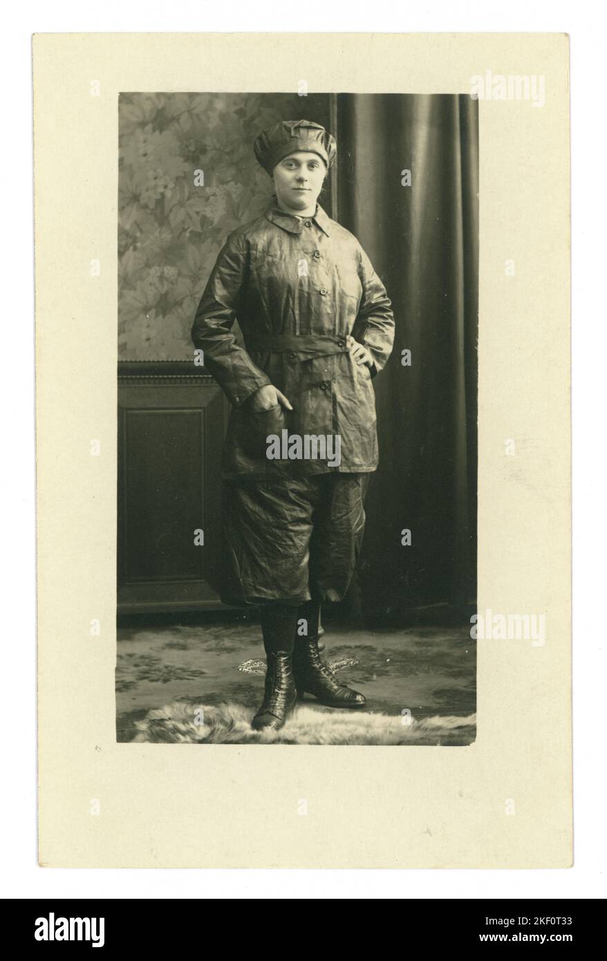 Original WW1 studio portrait postcard of German munitions worker (Alma Panza) On the reverse of the postcard is written 'In memory of the first moulder in Zeulenroda' - Zeulenroda, Triebes, Thuringia, Germany.  - War year (Kriegsjahr) 1916'. Stock Photo