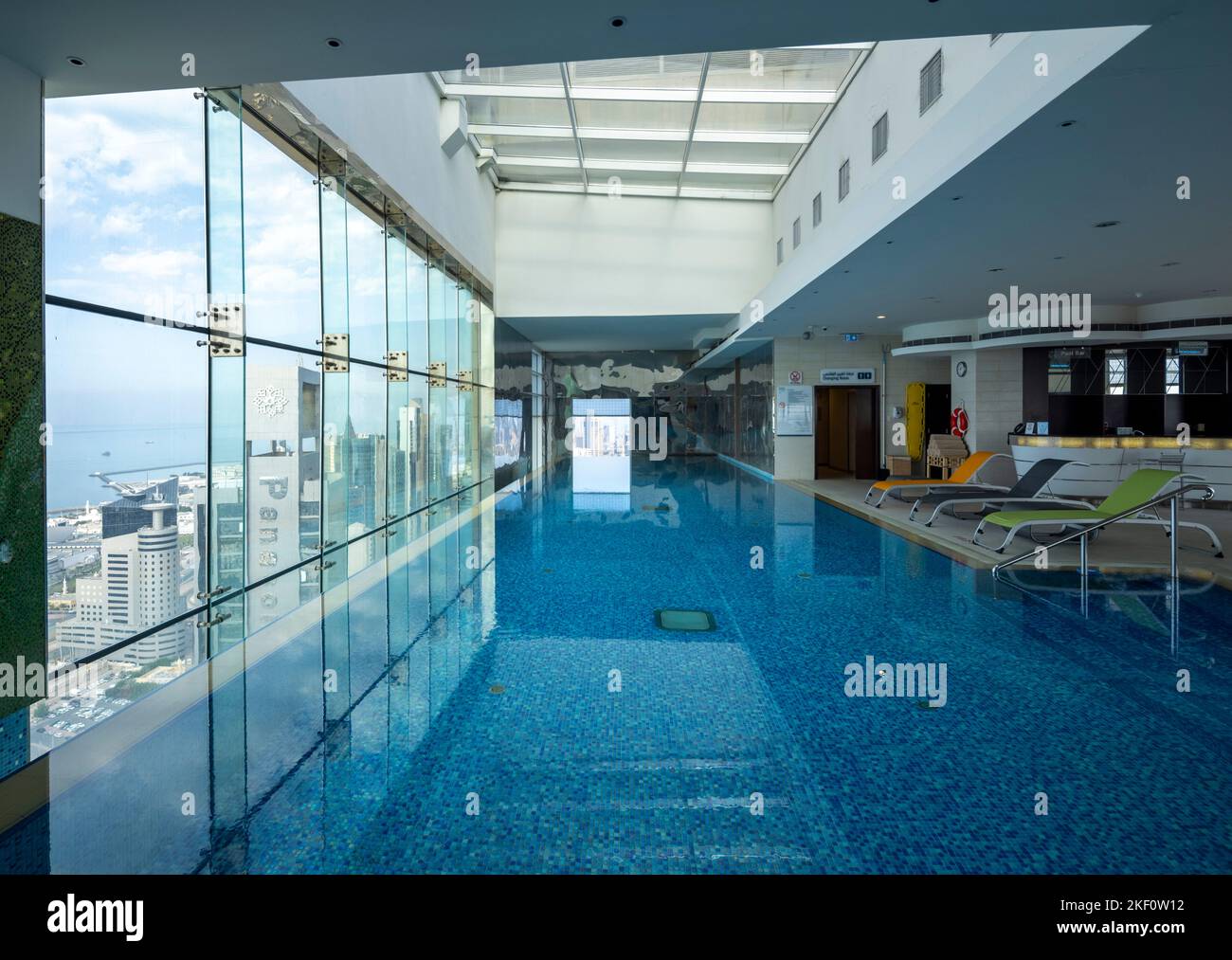 42nd floor infinity swimming pool, Sheraton Four Points, Kuwait City Stock Photo