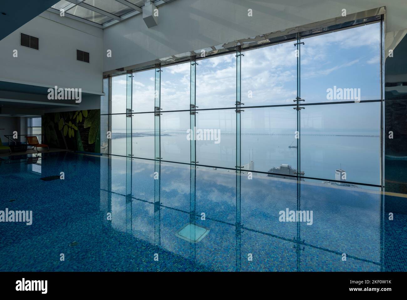 42nd floor infinity swimming pool, Sheraton Four Points, Kuwait City Stock Photo