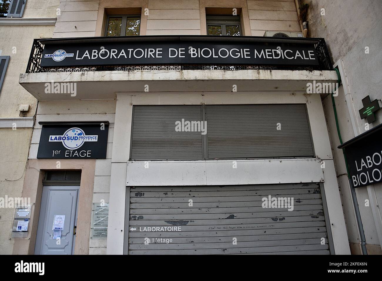 Marseille, France. 15th Nov, 2022. View of the facade of a medical biology laboratory closed during the strike in Marseille. Private medical biology laboratories have been on strike since November 14, 2022, for a provisional period of three days. The savings efforts requested by the government are at the origin of this movement. The government intends to impose on laboratories, whose profits have increased sharply due to the tests carried out during the health crisis, a saving of 250 million euros. (Photo by Gerard Bottino/SOPA Images/Sipa USA) Credit: Sipa USA/Alamy Live News Stock Photo