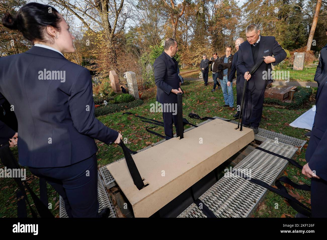 Nuremberg, Germany. 15th Nov, 2022. Cemetery custodians demonstrate a