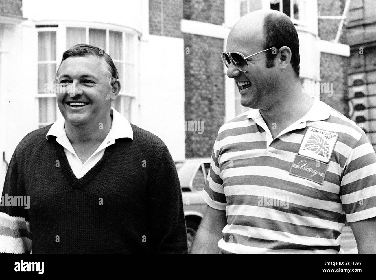 AJAXNETPHOTO. AUGUST, 1981. COWES, ENGLAND. - KRUGGERRANDS PRIZE - (L-R) - AUSTRALIAN AND BRITISH YACHTSMEN ALAN BOND AND PETER DE SAVARY SHARE A JOKE WHILE ANNOUNCING THEIR PROPOSED PRIVATE MATCH RACE DURING THE ADMIRAL'S CUP SERIES, FOR THE PRIZE OF GOLD KRUGGERRANDS.PHOTO:COLIN JARMAN/AJAX REF:220605 87 Stock Photo