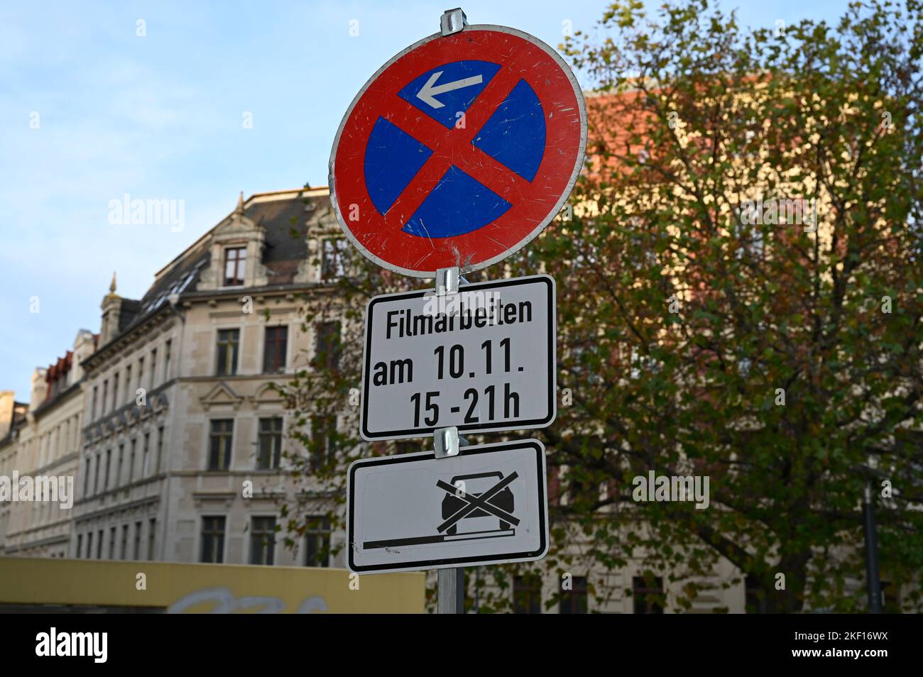 Halteverbot mit Zusatzschild Filmarbeiten Stock Photo Alamy