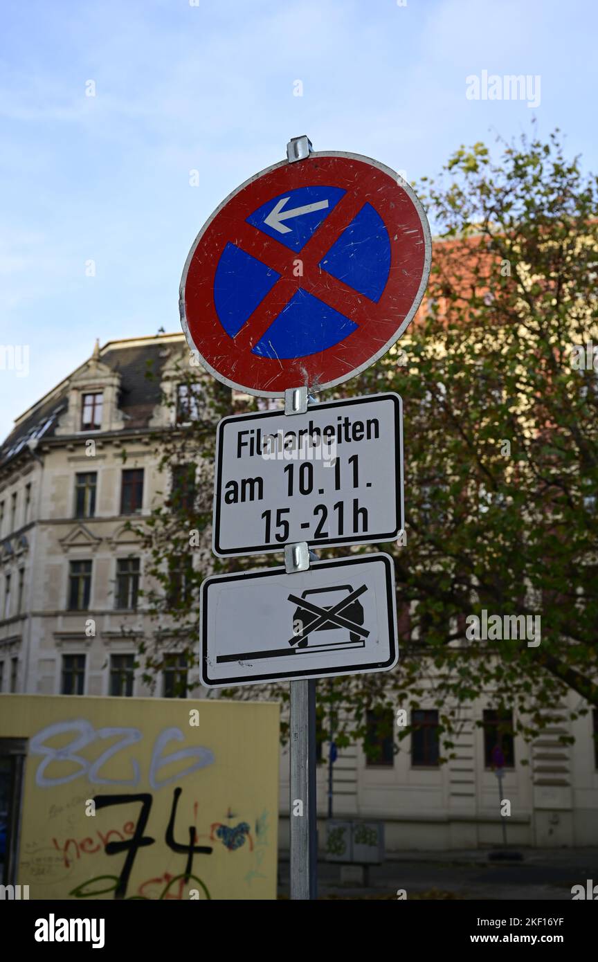 Halteverbot mit Zusatzschild Filmarbeiten Stock Photo Alamy