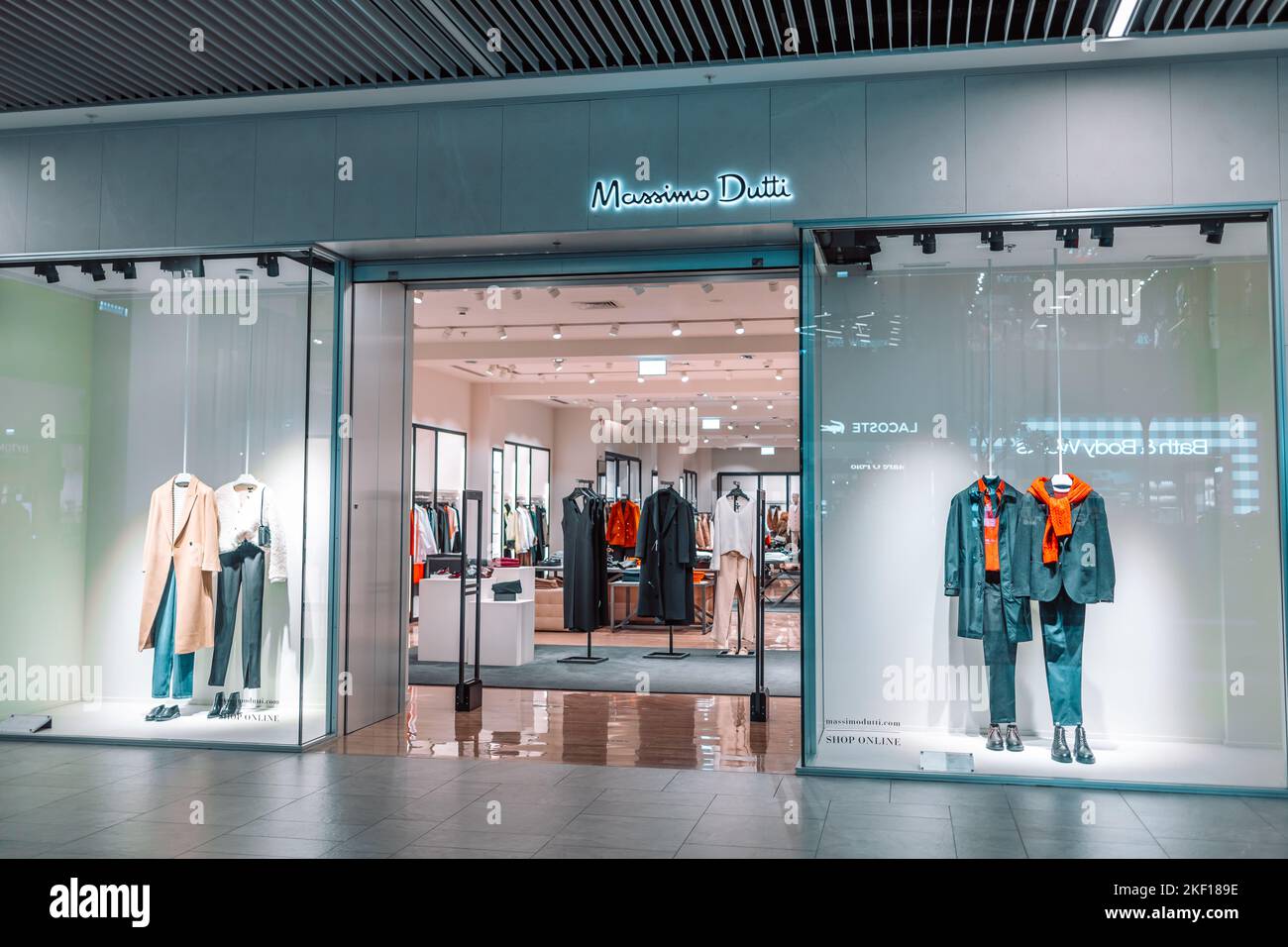 Shopping shop massimo dutti hi-res stock photography and images - Alamy