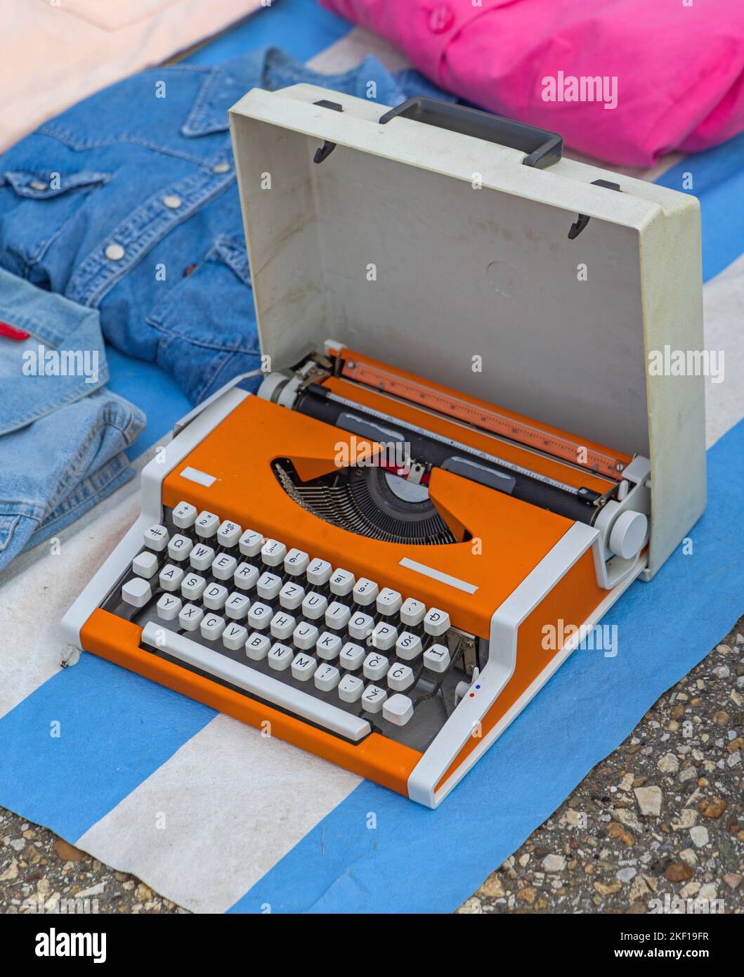 Vintage Portable Typewriter with Paper Stock Photo - Image of machine,  message: 16965118