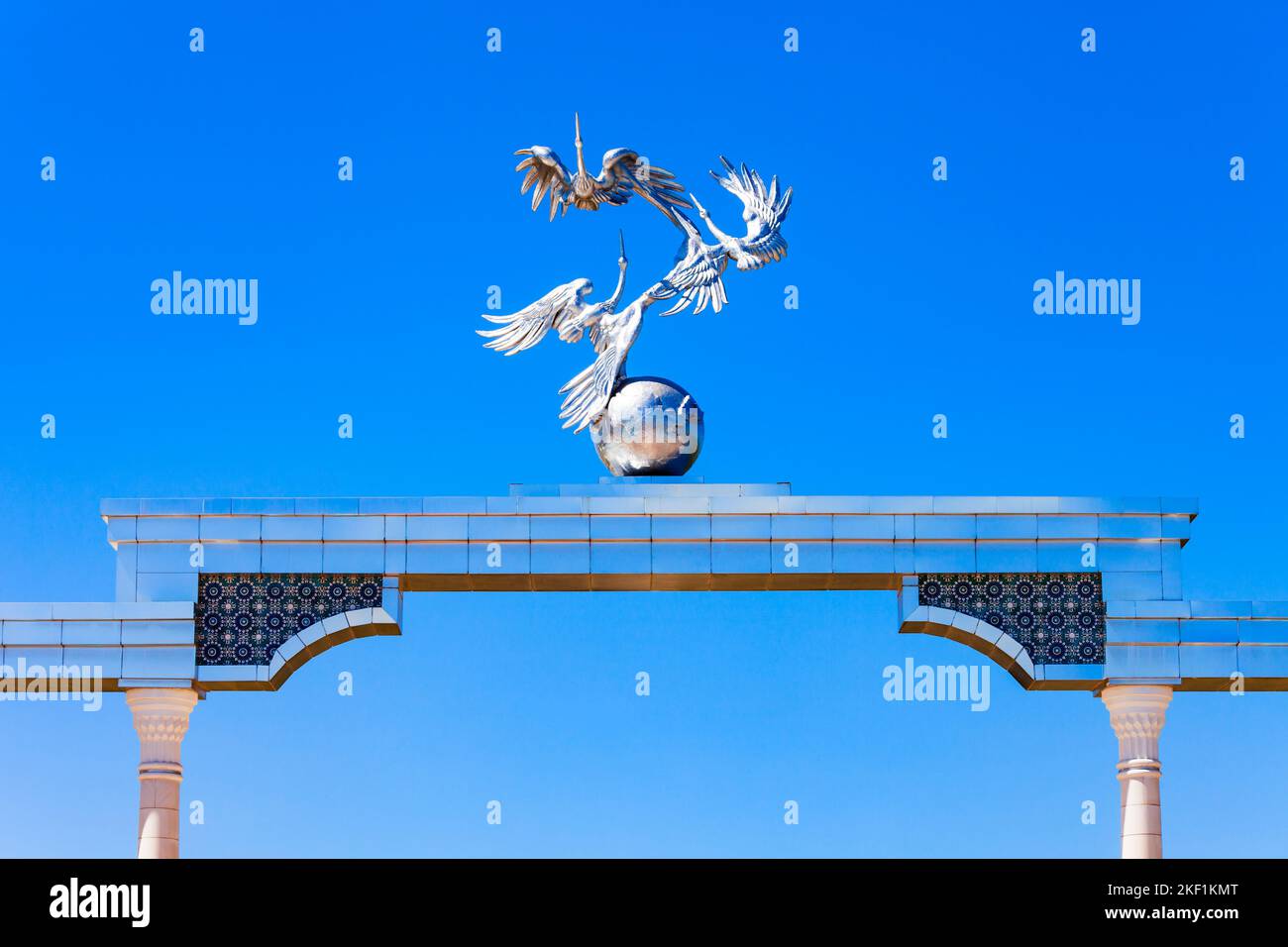 Tashkent, Uzbekistan - April 11, 2021: Storks flying over the globe in the Ezgulik Arch of Good and Noble Aspirations at Independence square, Tashkent Stock Photo