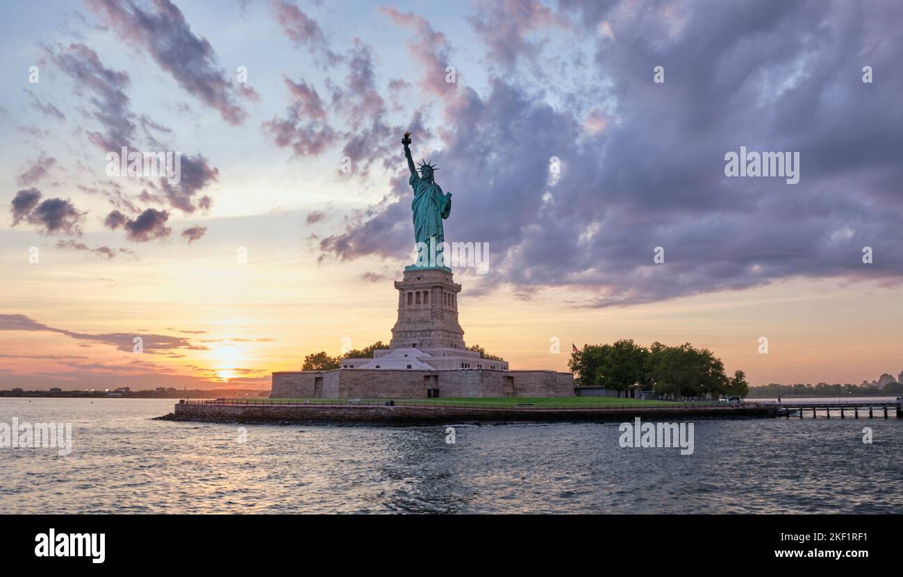 New york sunset statue of liberty hi-res stock photography and images ...