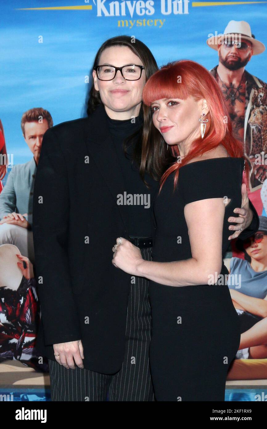 Los Angeles, CA. 14th Nov, 2022. Clea DuVall, Natasha Lyonne at arrivals for GLASS ONION A