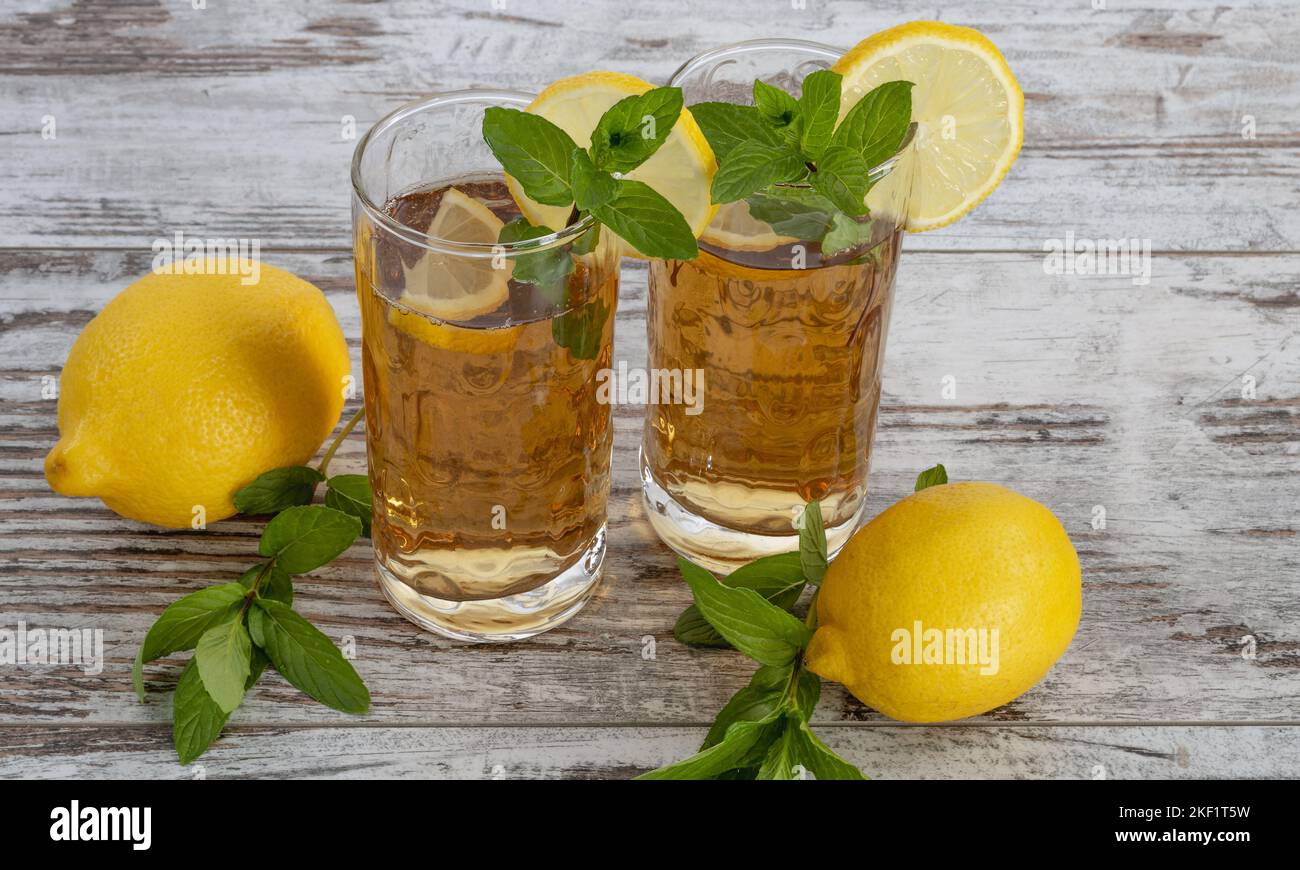 due bicchieri di te al limone Stock Photo