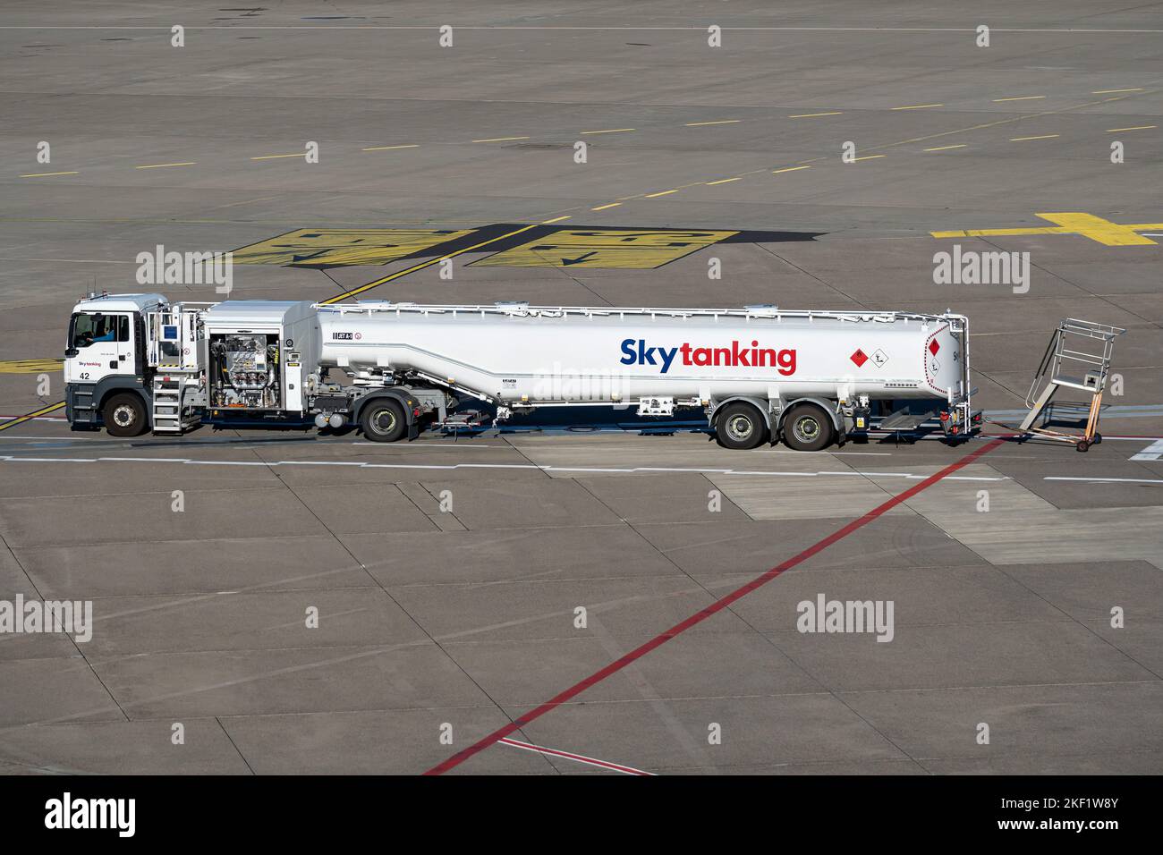 Aviation fuel truck hi-res stock photography and images - Alamy