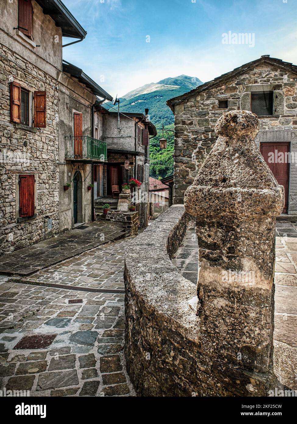 Cerreto Alpi, Reggio Apennines, Northern Italy. A narrow street in the ancient village with houses built with stones. Stock Photo