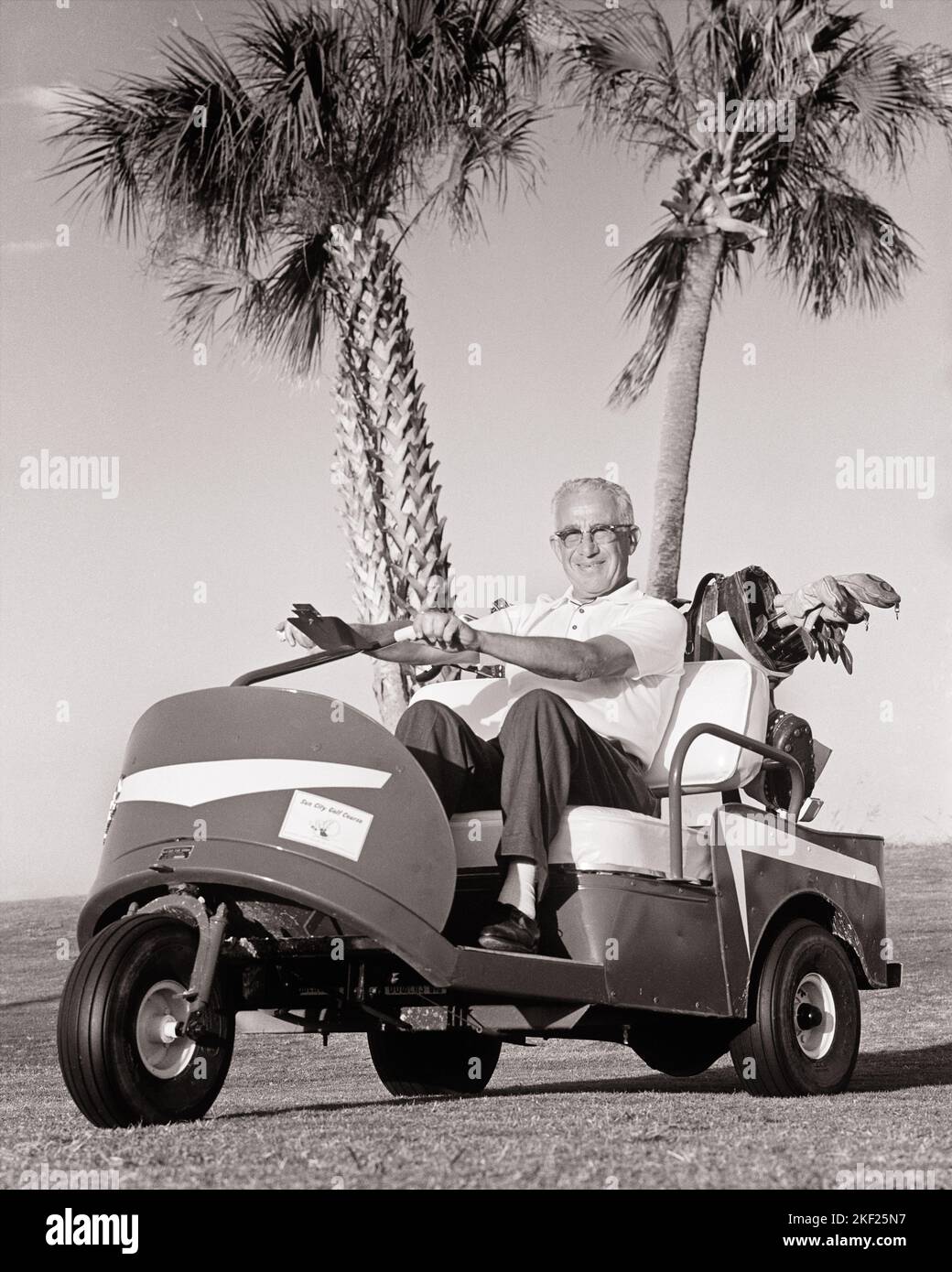Elderly man driving retro hi-res stock photography and images - Alamy