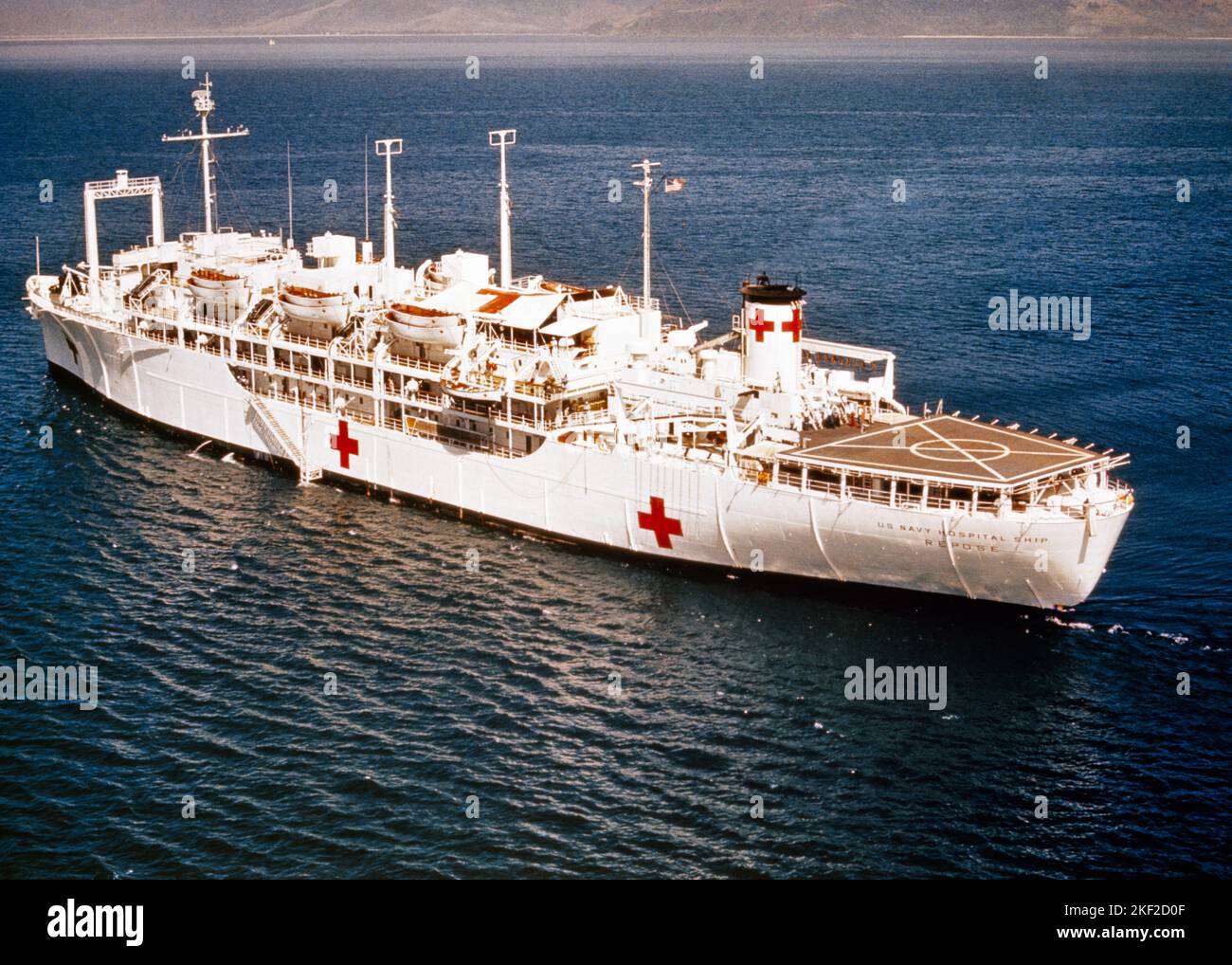1960s UNITED STATES NAVY HOSPITAL SHIP USS REPOSE ON STATION IN DANANG HARBOR DURING THE VIETNAM WAR 1965 TO 1970 SOUTH VIETNAM - km1341 HAR001 HARS WARS HIGH ANGLE HEALING NAVAL 1965 PRIDE HEALTH CARE OF TO IMPAIRMENT OCCUPATIONS TREATMENT UNIFORMS CONCEPT FORCES CONCEPTUAL HOSPITALS NAVIES RED CROSS UNITED STATES NAVY FACILITY FACILITIES FREIGHTER SYMBOLIC CONCEPTS SHIPPING DURING HAR001 OLD FASHIONED REPRESENTATION VESSEL Stock Photo