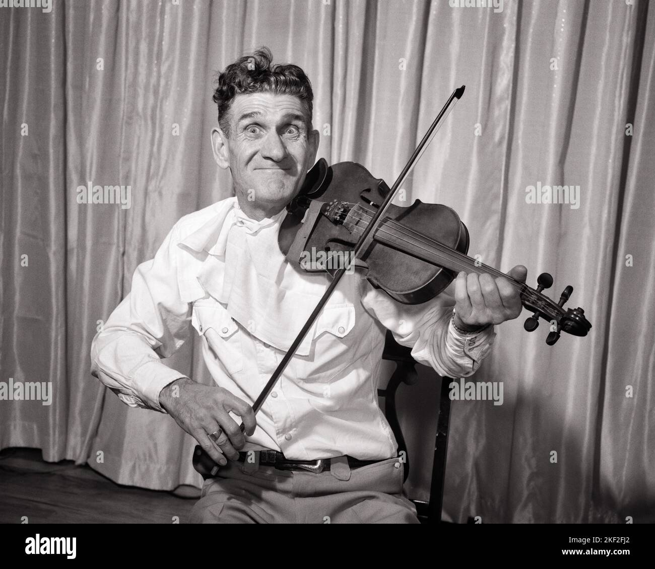 Man violin old fashioned hi-res stock photography and images - Alamy