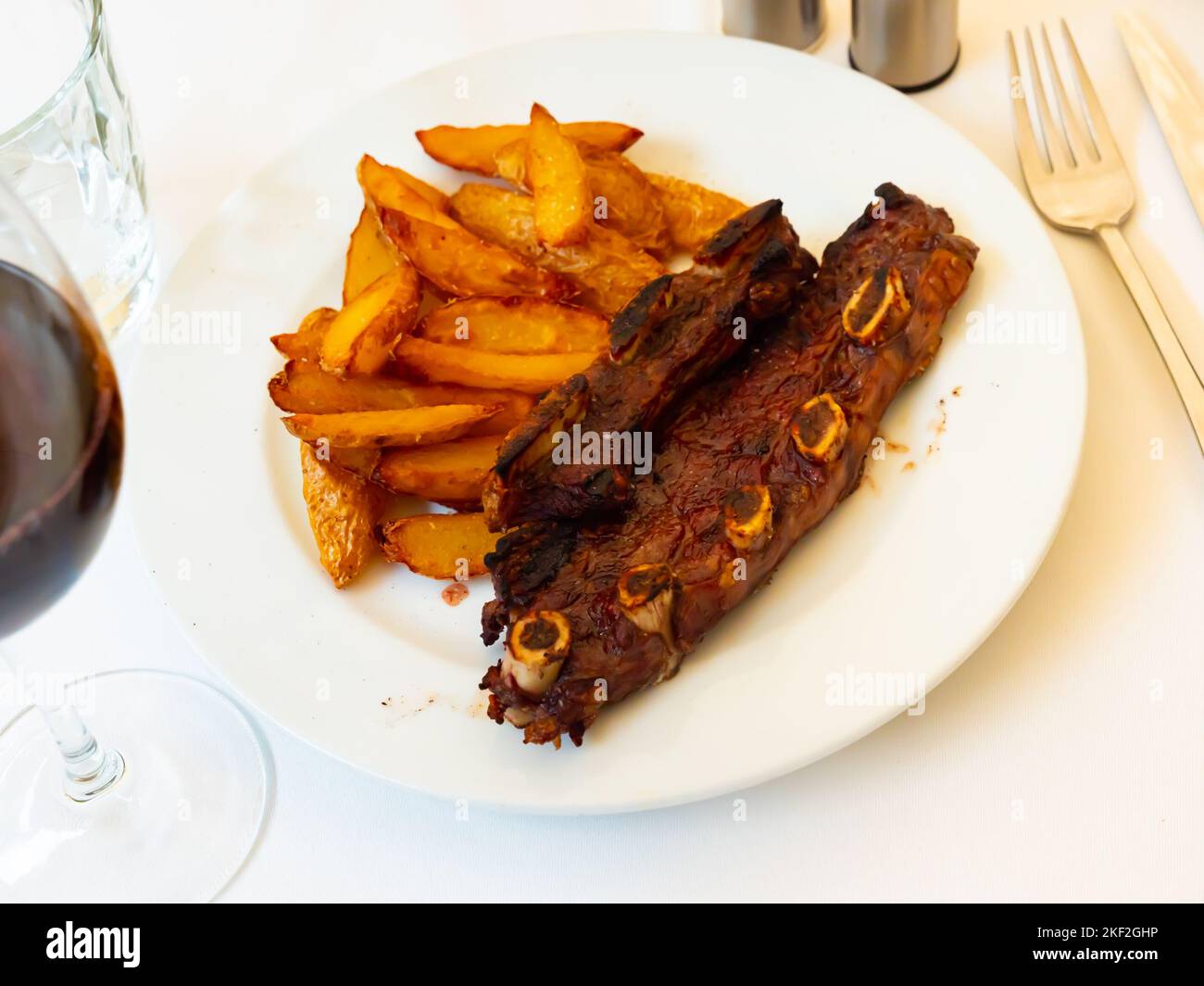 grill-dish-in-spain-churrasco-de-ternera-grilled-beef-spare-ribs-stock
