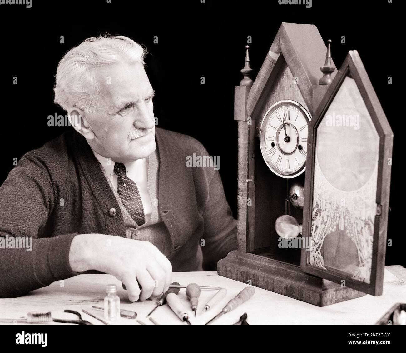 regulator-wall-clock-pendulum-stops-swinging-deals-outlet-uecavanis