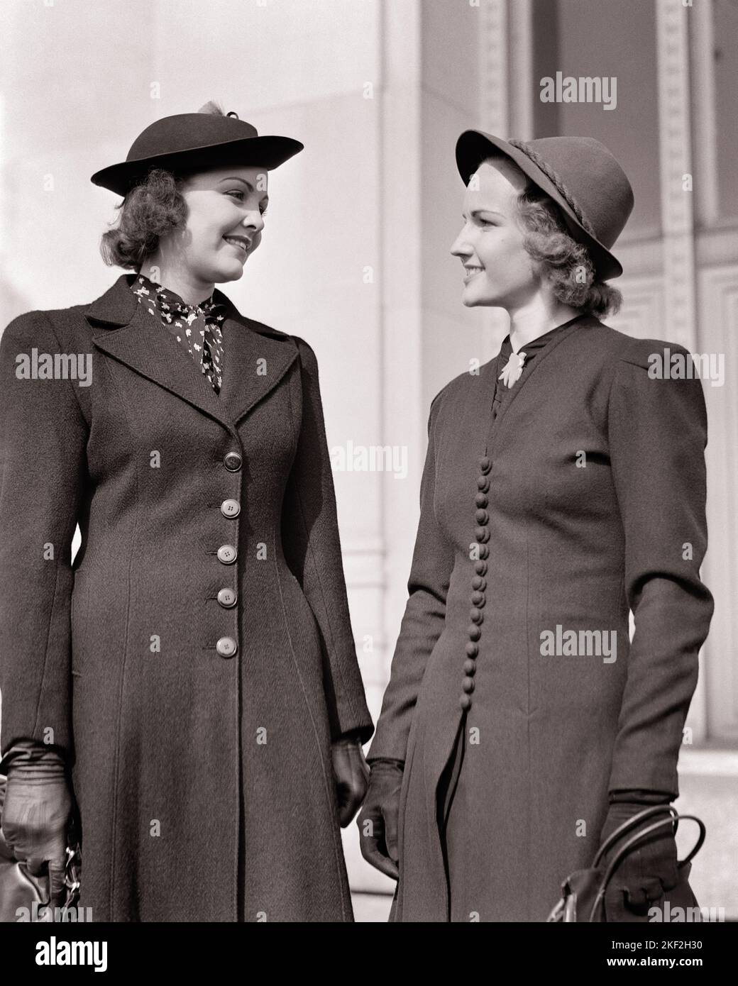 Women hats 1940s hi-res stock photography and images - Alamy