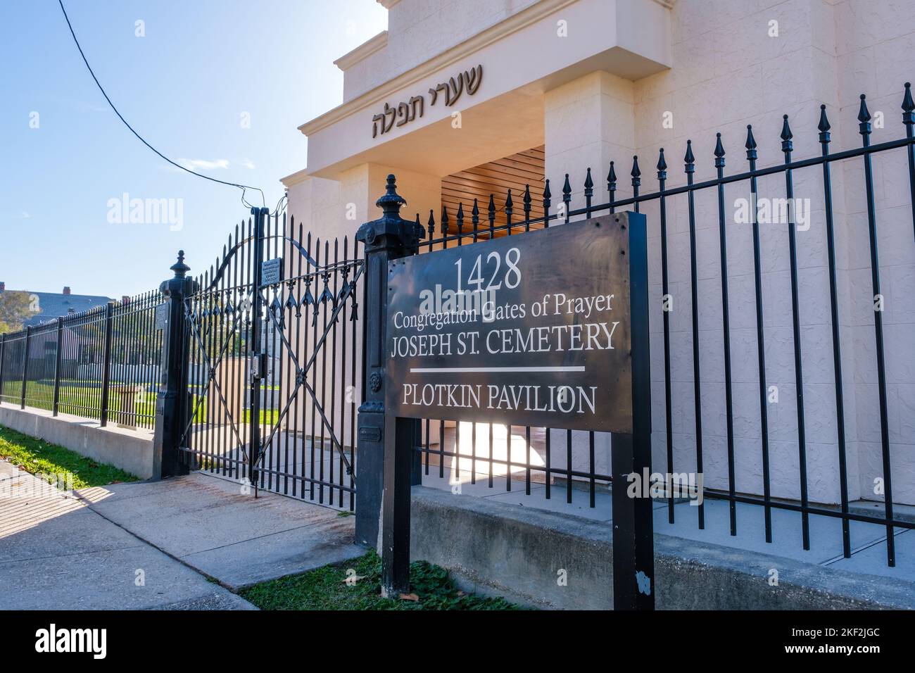 NEW ORLEANS, LA, USA  - NOVEMBER 10, 2022: Entrance gate and sign to Congregation Gates of Prayer Joseph Street Cemetery Plotkin Pavilion in Uptown Stock Photo