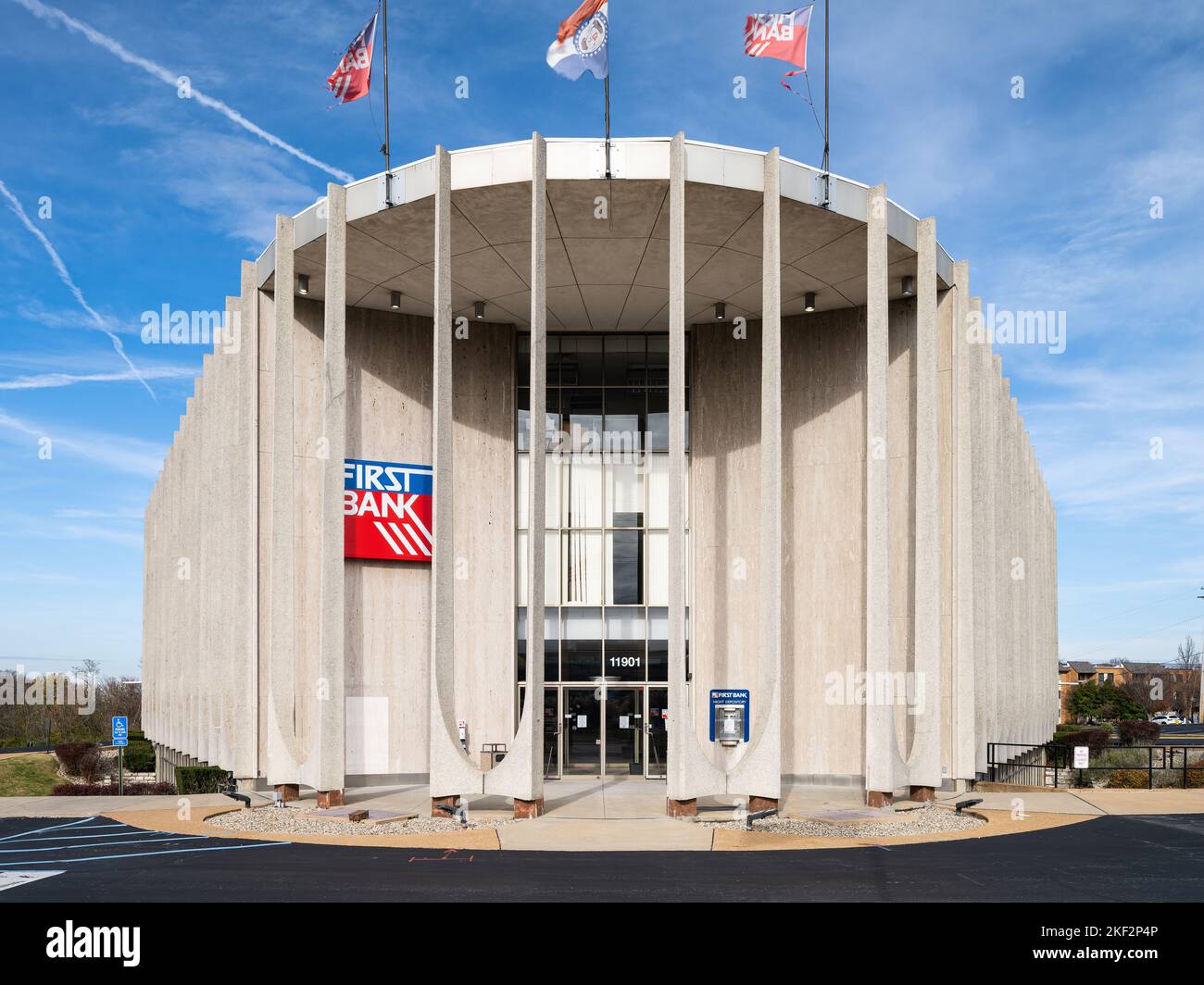 Modernist bank building in Creve Coeur Stock Photo Alamy