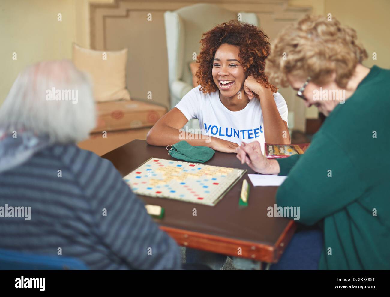 She tries to make a difference every day. a volunteer working with seniors at a retirement home. Stock Photo