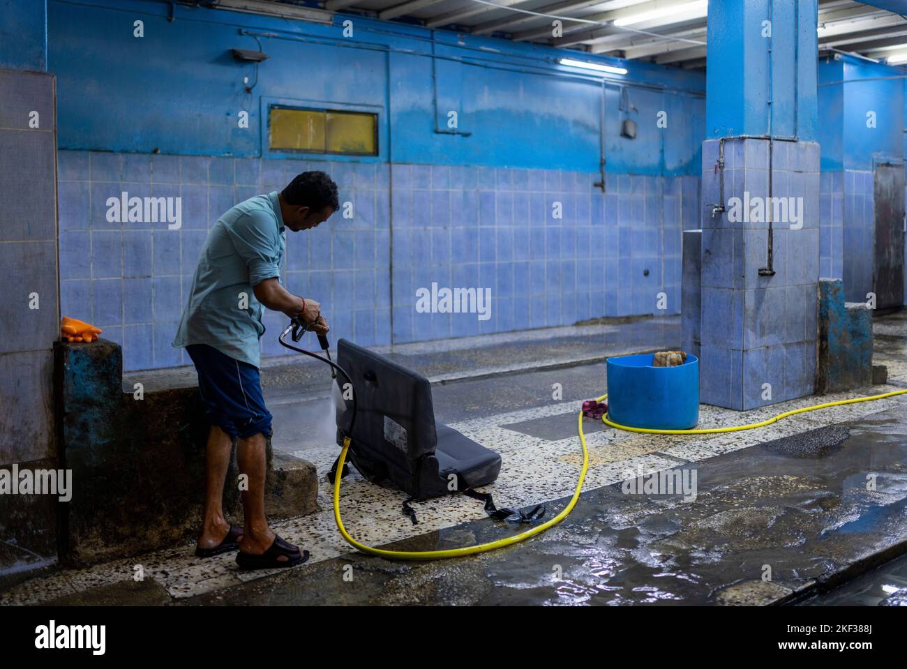 15.11.2022, Doha Katar Qatar Man cleaning seats in a car wash Doha 4 days before the city hosts the Fifa World Cup 2022  Foto: Moritz Müller  Copyrigh Stock Photo
