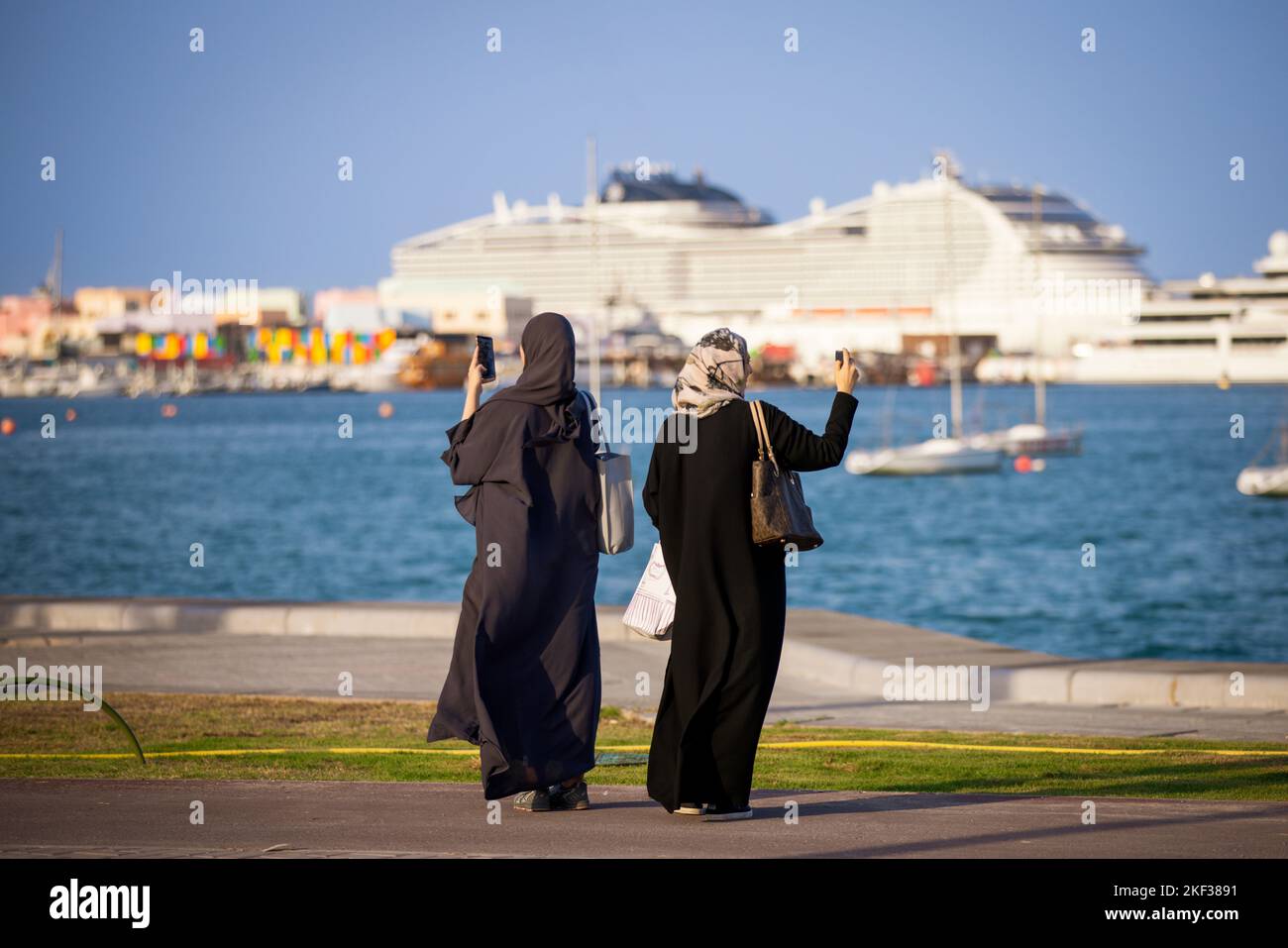 4 kreuzfahrtschiffe hires stock photography and images Alamy