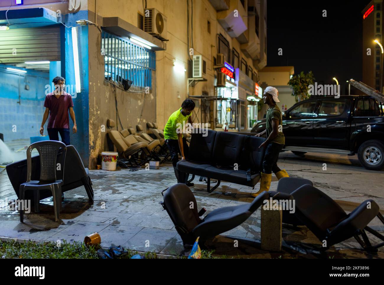 15.11.2022, Doha Katar Qatar Men cleaning seats in a car wash Doha 4