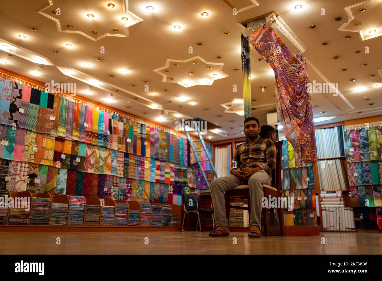 15.11.2022, Doha Katar Qatar Fabric merchant in his shop Doha 4 days before the city hosts the Fifa World Cup 2022  Foto: Moritz Müller  Copyright (nu Stock Photo