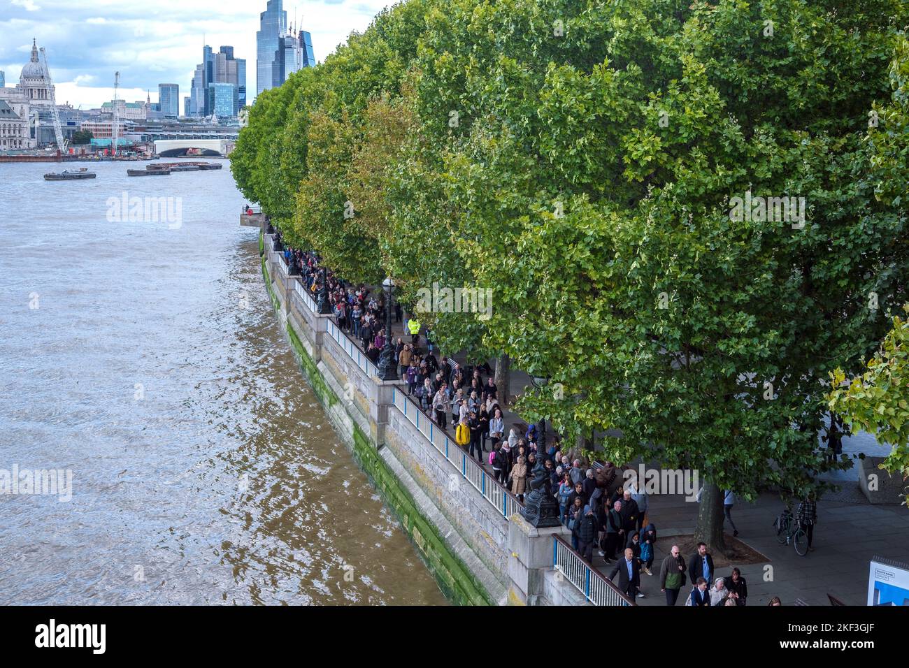 The queue at the South Bank in London to see Britain’s late Queen Elizabeth II lying in state with St Paul’s & the City of London in the background. Stock Photo