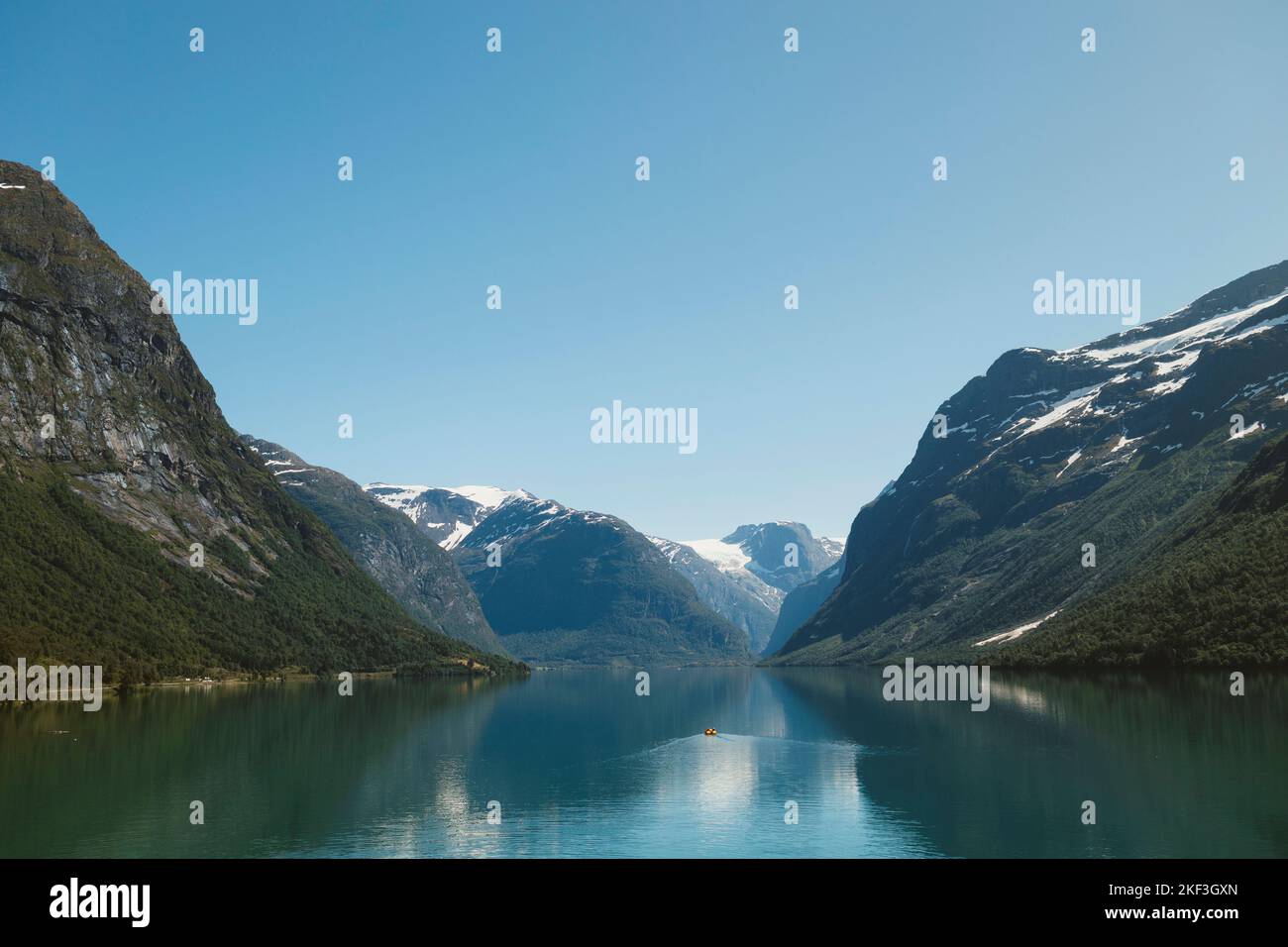 Clear sky with mountains hi-res stock photography and images - Alamy