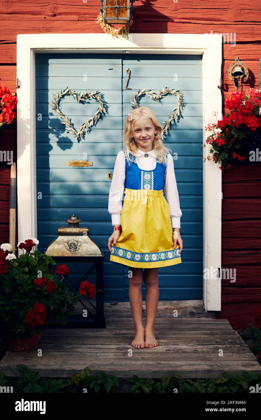 Traditional dress standing hi-res stock photography and images - Alamy