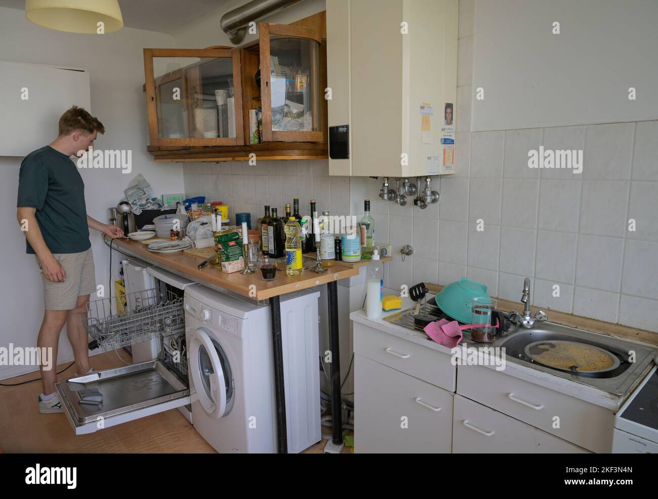 Studentenwohnung, Küche, ungespültes Geschirr Stock Photo