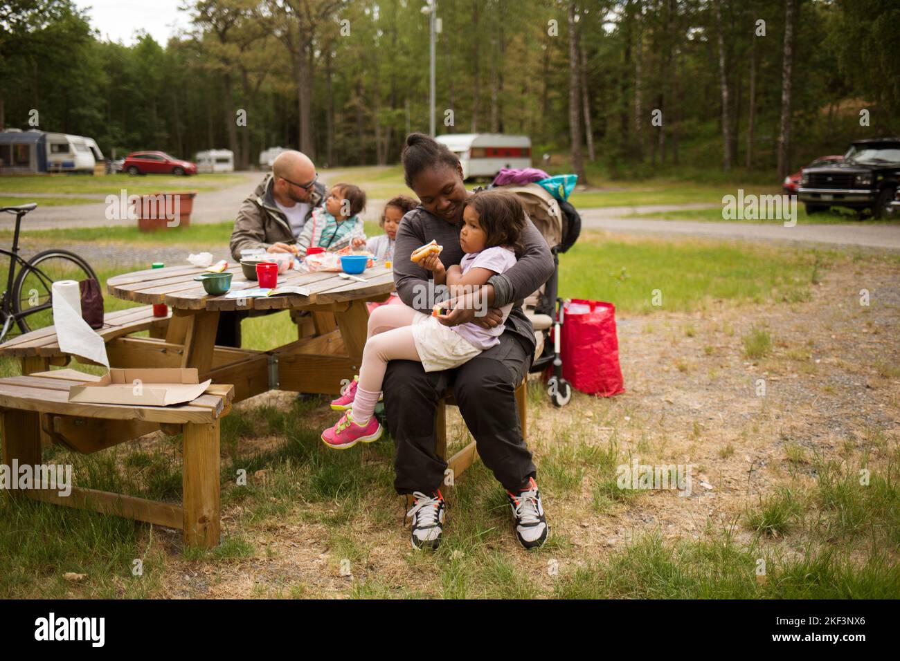 Family at picnic table hi-res stock photography and images - Alamy