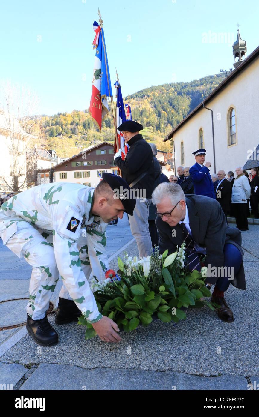 Chasseur alpin et Jean-Marc Peillex, maire de Saint-Gervais-les-Bains soulevant une gerbe de fleurs. Armistice de la Première Guerre mondiale. Cérémon Stock Photo