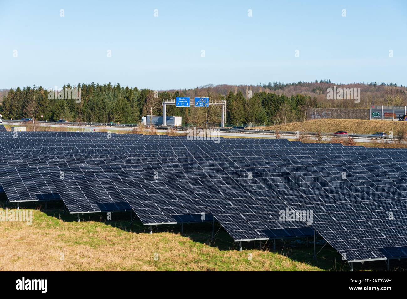 Schleswig-Holstein, Deutschland, März 2022 Photovoltaikanlage zur Stromerzeugung am Rande einer Autobahn Stock Photo