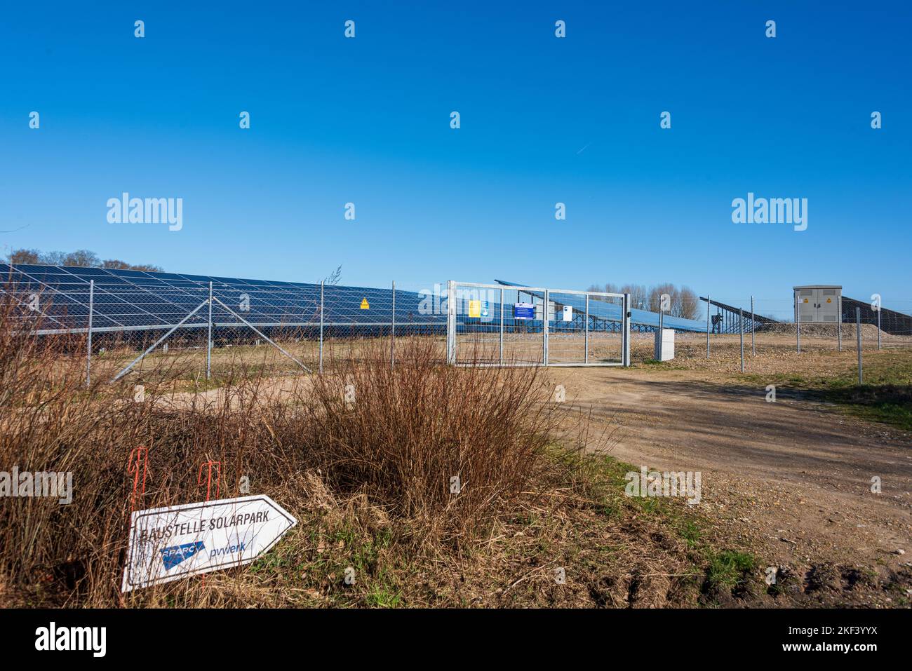 Schleswig-Holstein, Deutschland, März 2022  Photovoltaikanlage zur Stromerzeugung am Rande einer Autobahn, Schild Baustelle Solarpark Stock Photo