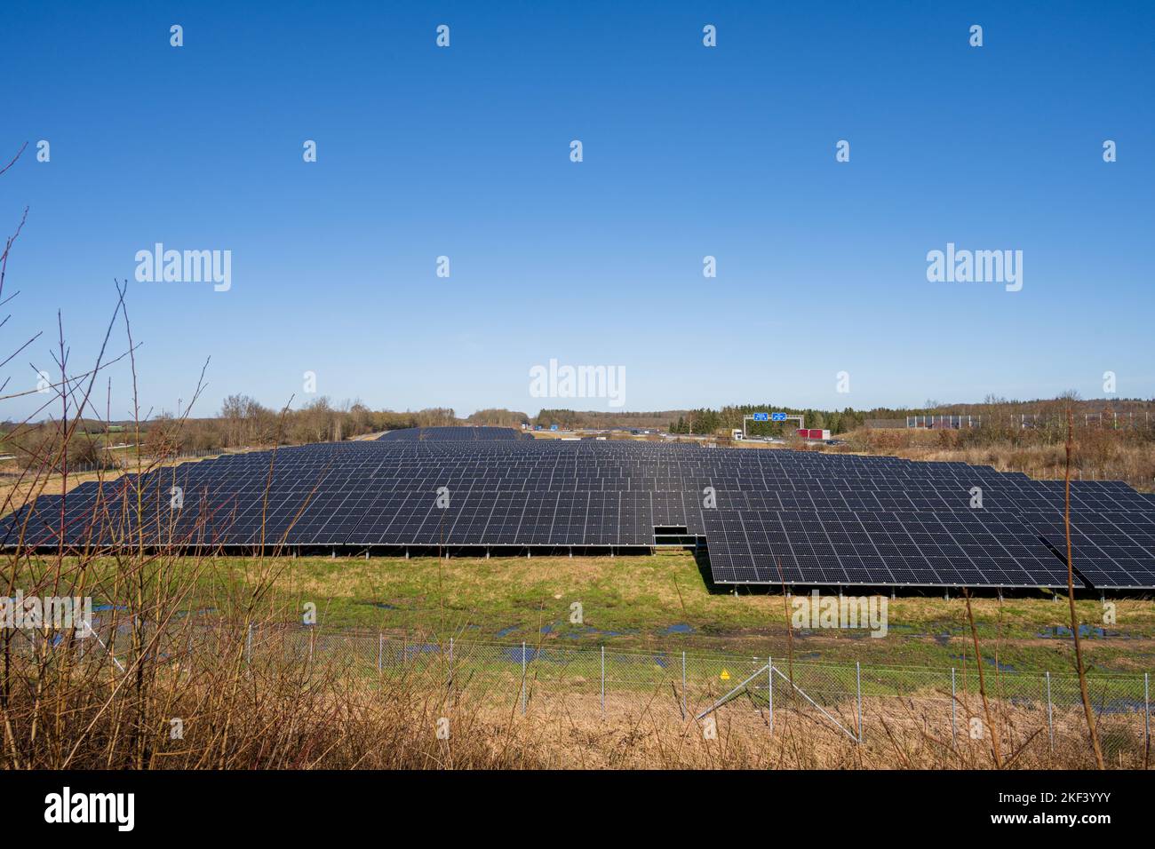 Schleswig-Holstein, Deutschland, März 2022 Photovoltaikanlage zur Stromerzeugung am Rande einer Autobahn Stock Photo