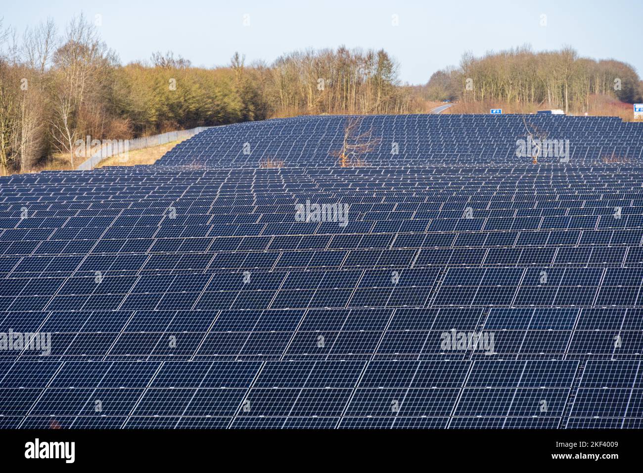 Photovoltaikanlage zur Stromerzeugung am Rande einer Autobahn Stock Photo