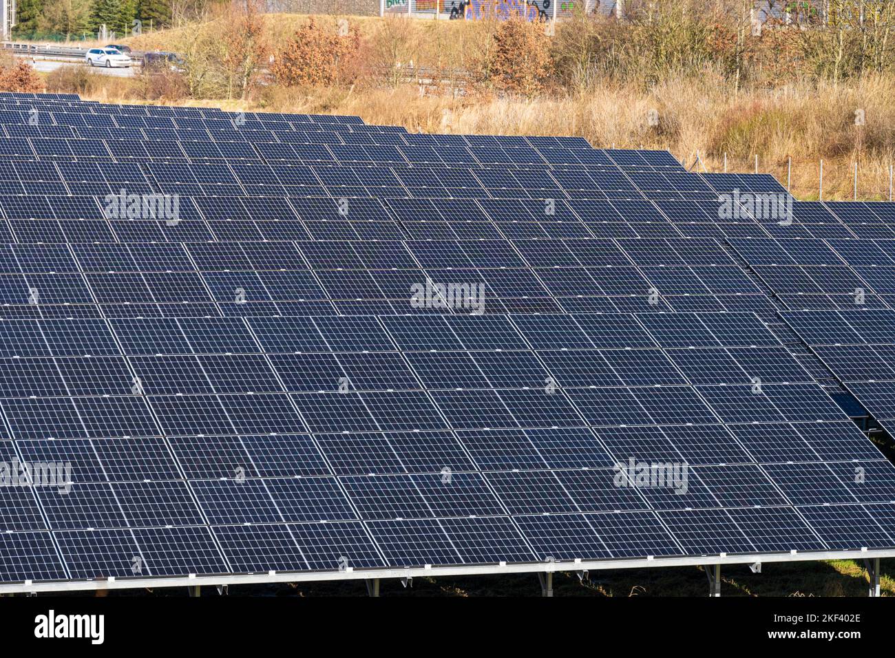Schleswig-Holstein, Deutschland, März 2022 Photovoltaikanlage zur Stromerzeugung am Rande einer Autobahn Stock Photo