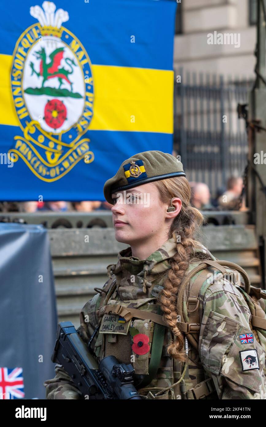 4TH BATTALION THE PRINCESS OF WALES’ ROYAL REGIMENT at the Lord Mayor's Show parade in the City of London, UK. Female soldier Stock Photo