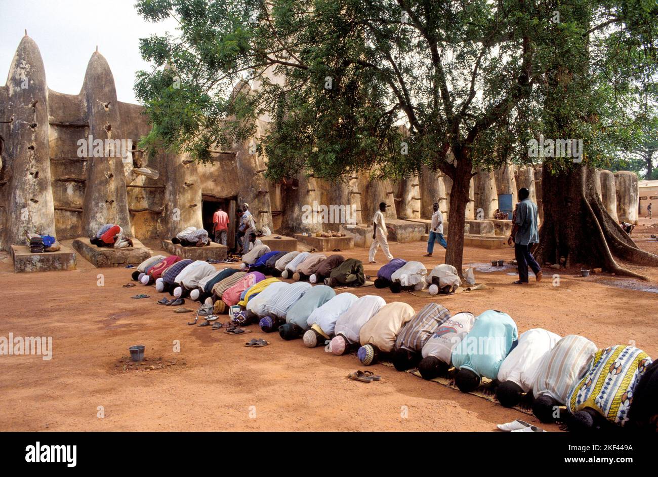 Burkina Faso, Bobodioulasso. Praying muslims at adobe mosque. Stock Photo