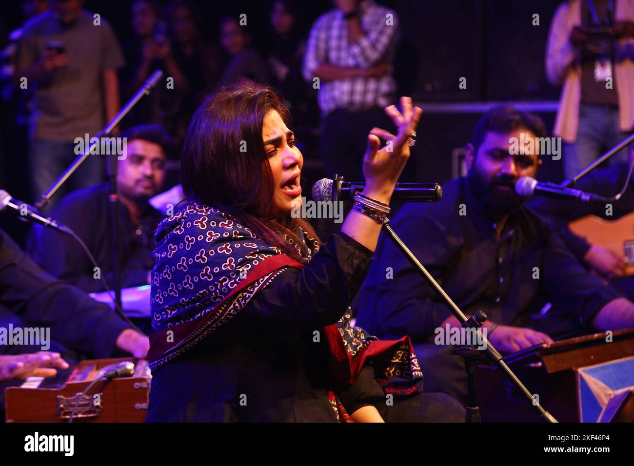 November 13, 2022, Hyderabad, Sindh, Pakistan: Pakistani famous singer sanam marvi performing her music during the concert in Hyderabad (Credit Image: © Jan Ali Laghari/Pacific Press via ZUMA Press Wire) Stock Photo