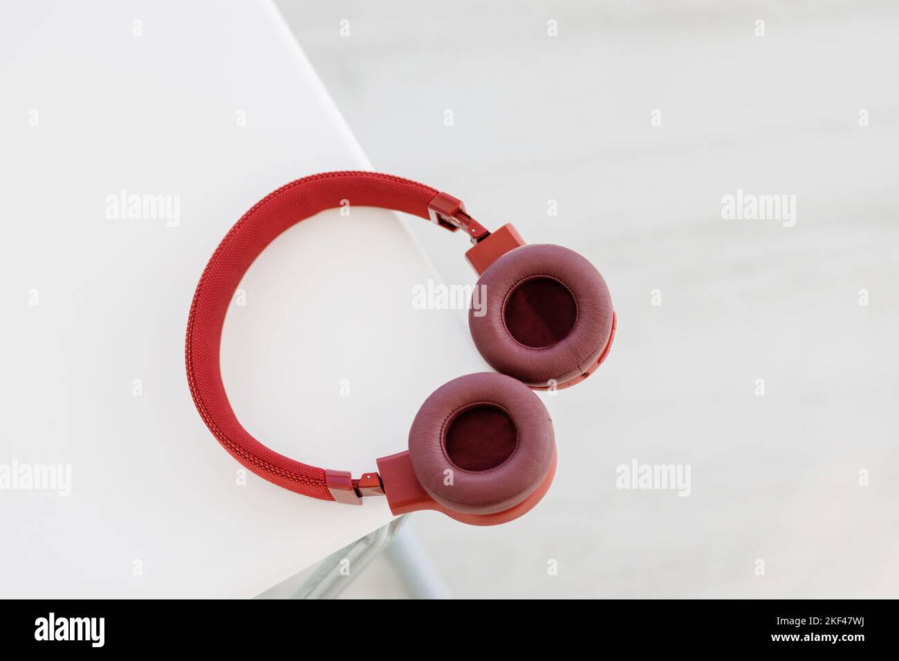 Red wireless headphones icon hi-res stock photography and images - Alamy